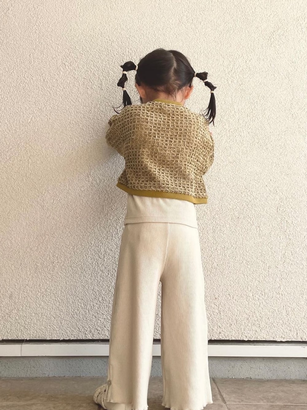 ホワイト系のその他ベビーウェア、ホワイト系のその他ベビーウェア、グリーン系のその他ベビーウェアを着用したキッズの春コーディネートの3枚目の写真