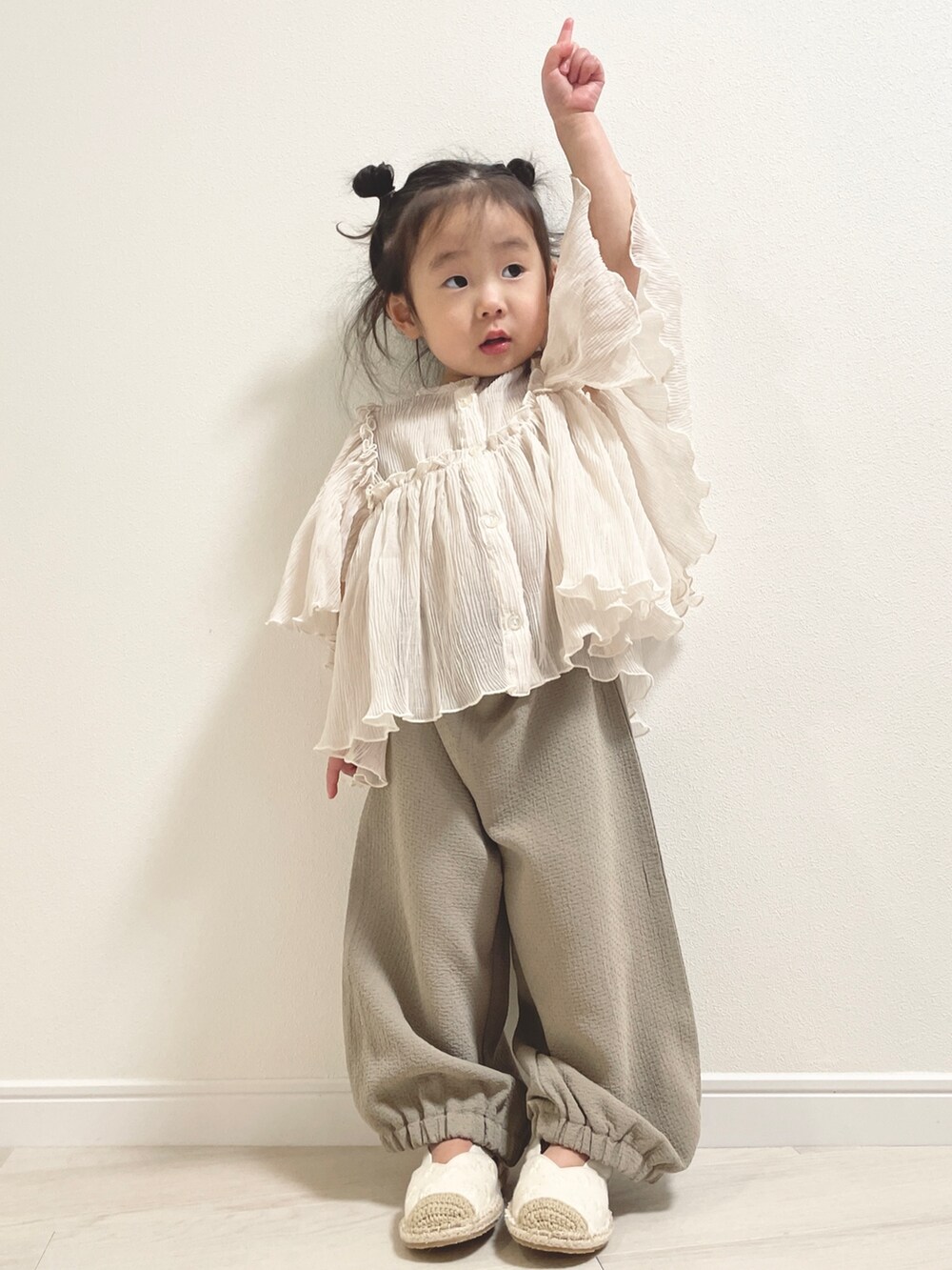 ホワイト系のシャツ/ブラウス、ベージュ系のその他ベビーウェアを着用したキッズの冬コーディネートの3枚目の写真