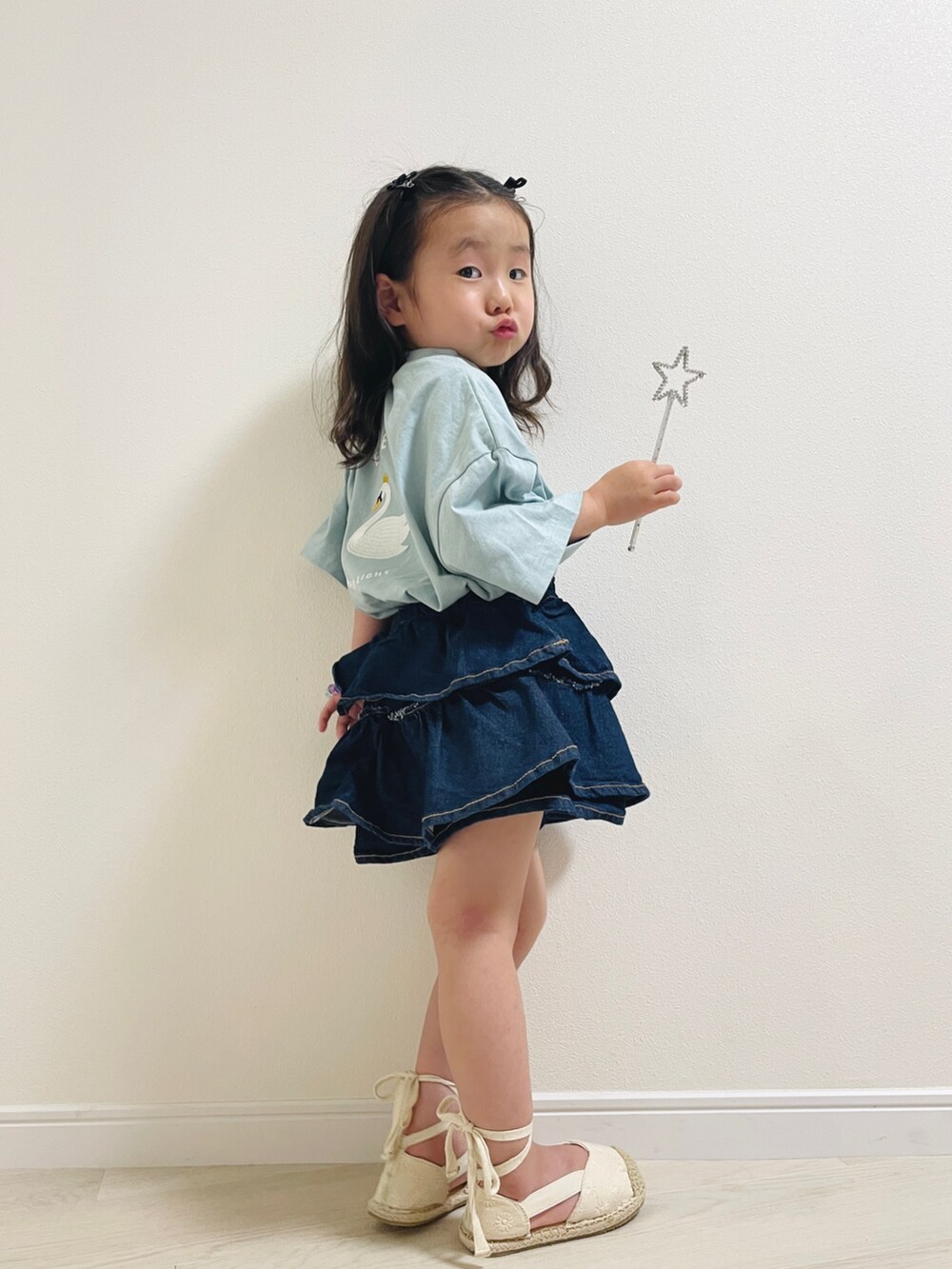 ブルー系のデニムパンツ、ブルー系のTシャツ/カットソーを着用したキッズの夏コーディネートの2枚目の写真