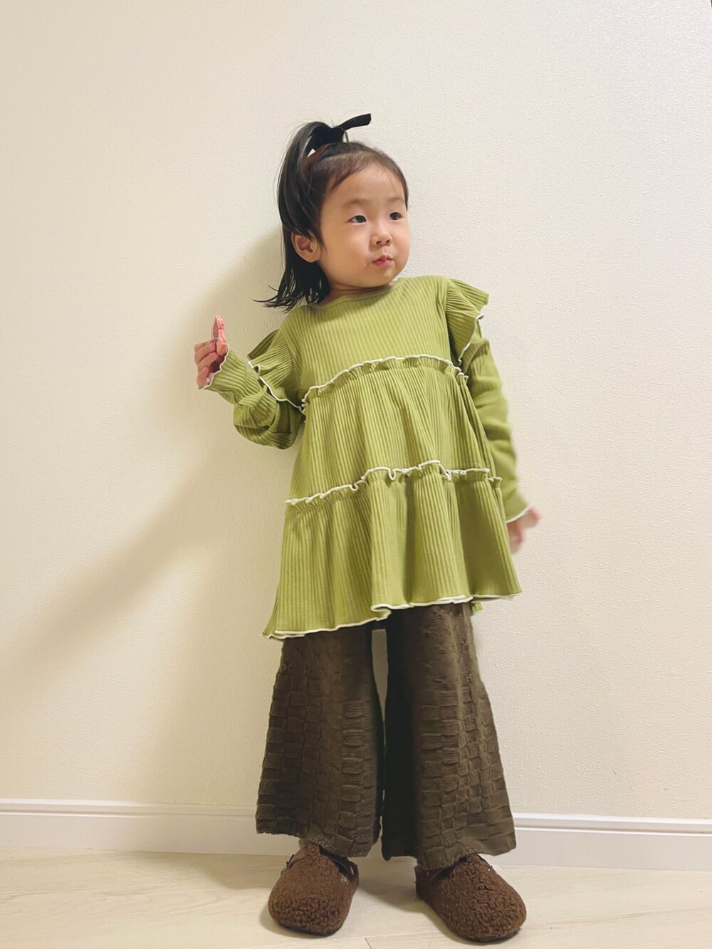 グリーン系のチュニック、ブラウン系のその他ベビーウェアを着用したキッズの秋コーディネートの3枚目の写真