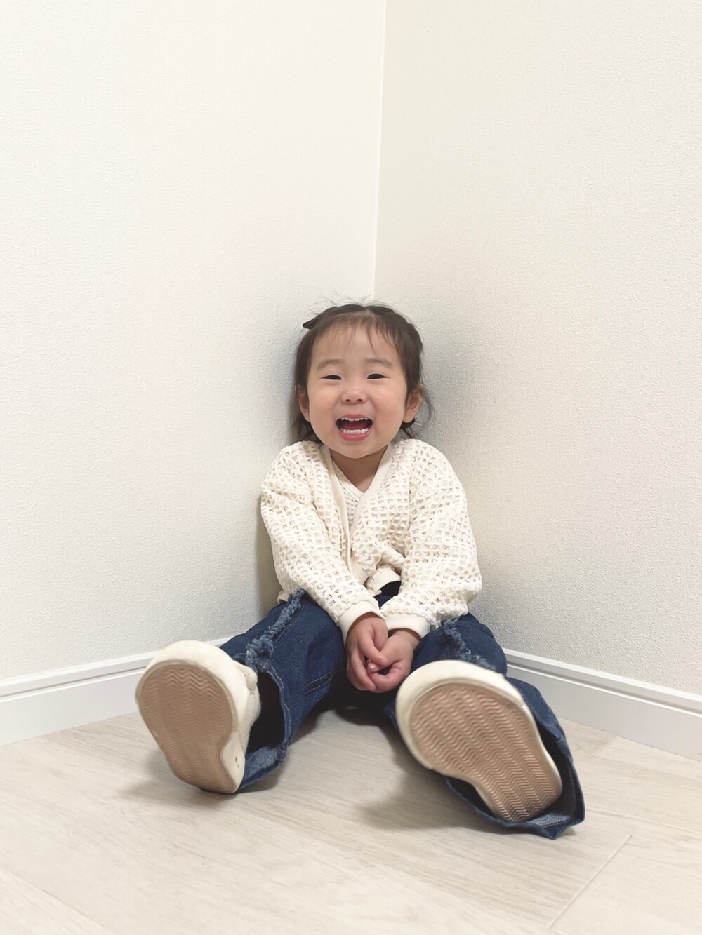 ブルー系のデニムパンツ、ホワイト系のスニーカー、ホワイト系のその他ベビーウェアを着用したキッズの冬コーディネートの5枚目の写真
