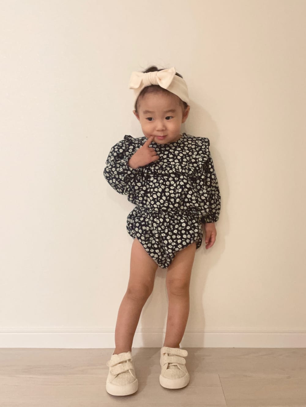 「ファッションを楽しもう、セットアップ、pairmanon、ベビーコーデ、シンプルコーデ、休日コーデ、女の子、キッズコーデ、秋コーデ、プチプラ」｜「pairmanonの【ベビー】スクエアフリル セットアップ（その他ベビーウェア、ブラック系）」を使った、enneさん（キッズ・84cm）の秋コーディネートの2枚目の写真