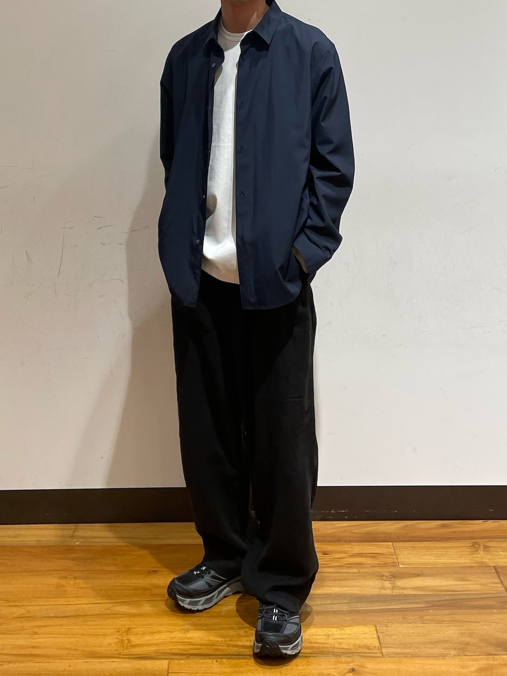 ブルー系のシャツ/ブラウス、ブラック系のその他パンツ、ホワイト系のTシャツ/カットソーを着用したメンズの夏コーディネートの3枚目の写真