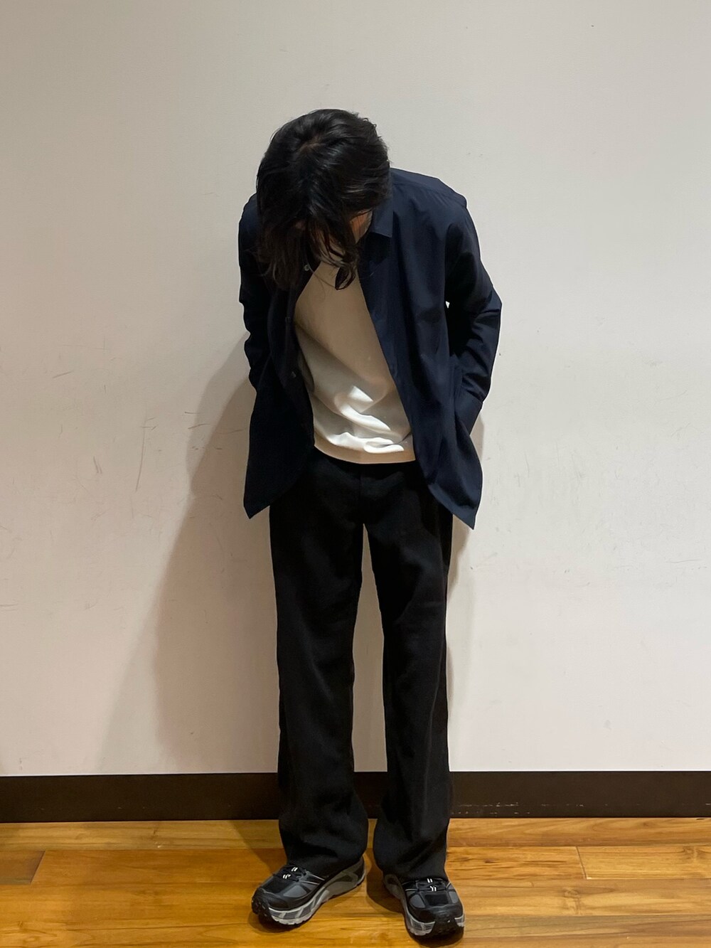 ブルー系のシャツ/ブラウス、ブラック系のその他パンツ、ホワイト系のTシャツ/カットソーを着用したメンズの夏コーディネートの2枚目の写真