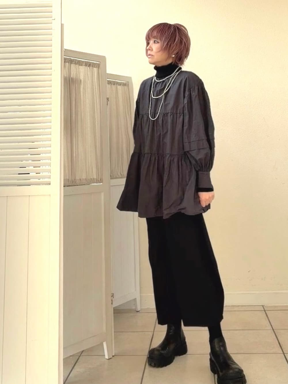 ブラック系のシャツ/ブラウス、ブラック系のパンツ、ブラック系のブーツを着用したレディースの冬コーディネートの2枚目の写真