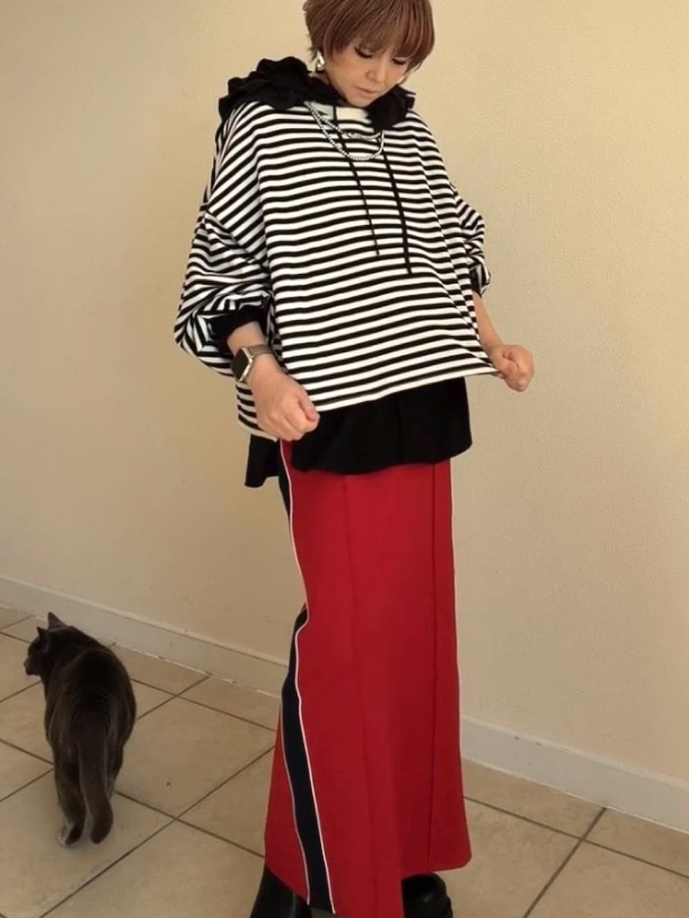 ホワイト系のスウェット、ブラック系のシャツ/ブラウス、レッド系のスカートを着用したレディースの秋コーディネートの2枚目の写真