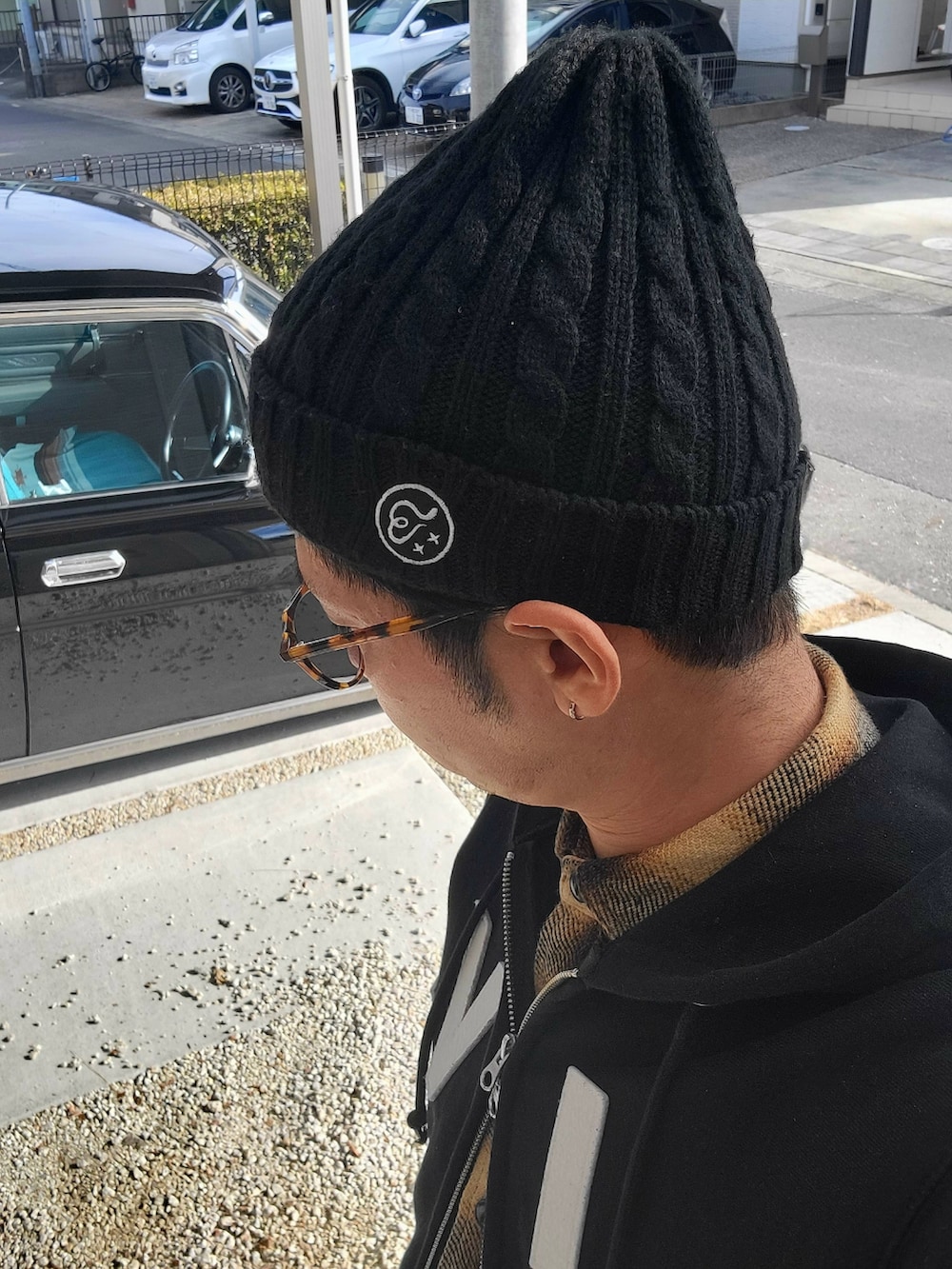 イエロー系のスニーカー、イエロー系のシャツ/ブラウス、ブラック系のパーカーを着用したメンズの冬コーディネートの2枚目の写真