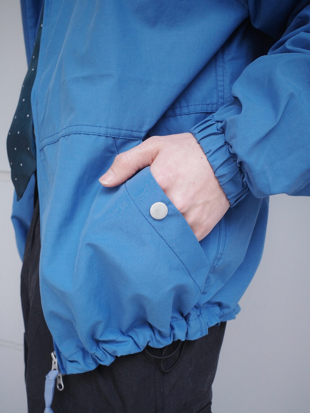 ブルー系のマウンテンパーカー、ホワイト系のシャツ/ブラウスを着用したメンズの冬コーディネートの5枚目の写真