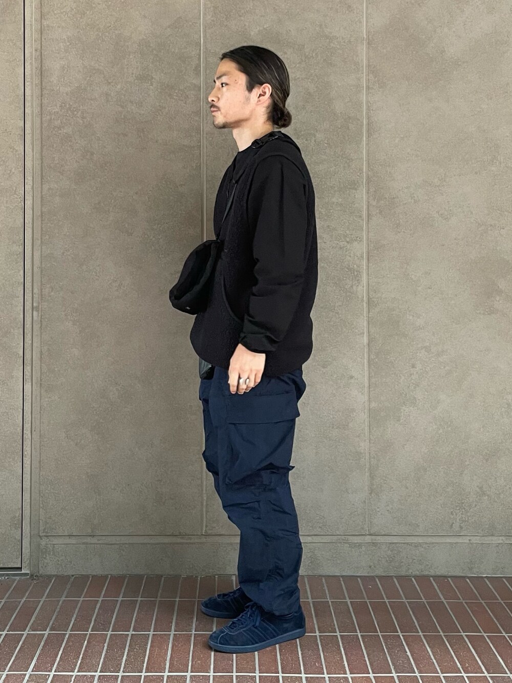 ブラック系のベスト、ブラック系のTシャツ/カットソー、ブラック系の財布を着用したメンズの秋コーディネートの2枚目の写真