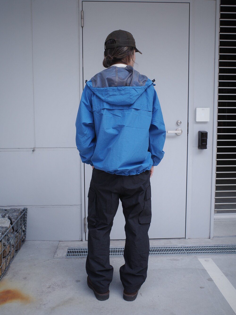 ブルー系のマウンテンパーカー、ホワイト系のシャツ/ブラウスを着用したメンズの冬コーディネートの8枚目の写真