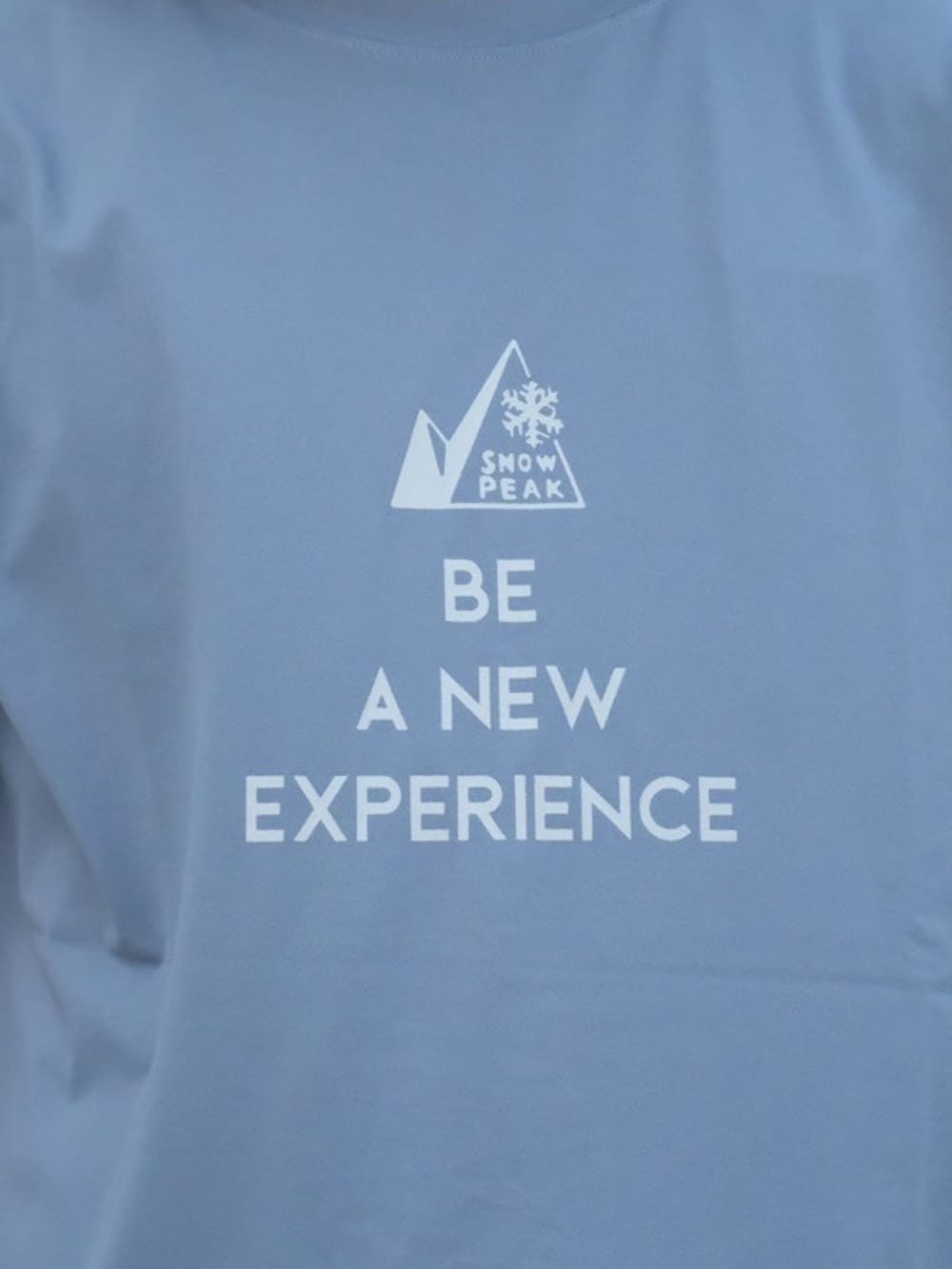 ブルー系のTシャツ/カットソー、ブラック系のカーゴパンツ、ブラック系のハットを着用したメンズの夏コーディネートの4枚目の写真