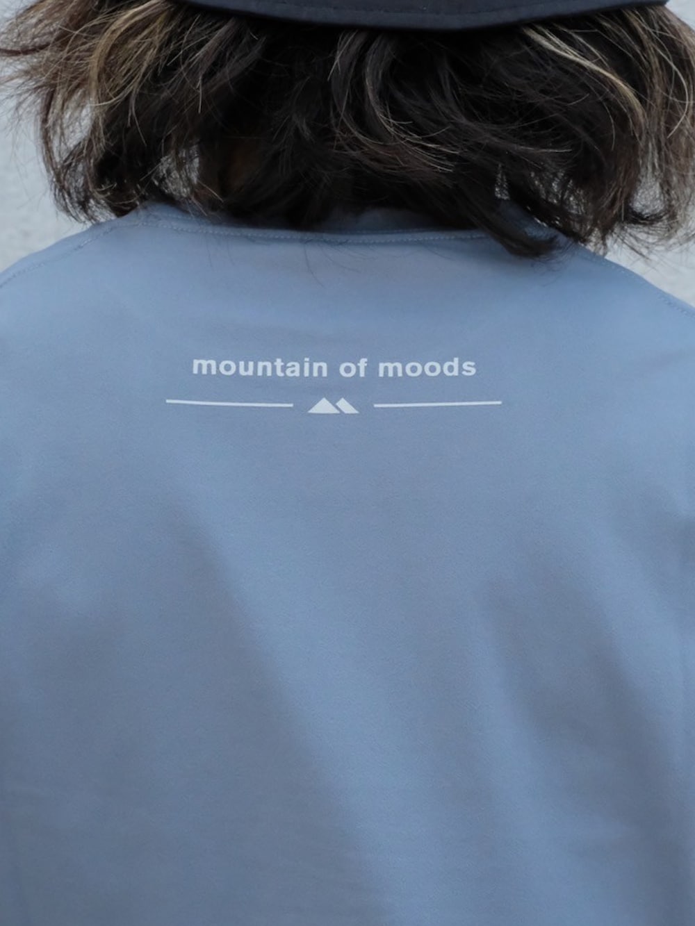 ブルー系のTシャツ/カットソー、ブラック系のカーゴパンツ、ブラック系のハットを着用したメンズの夏コーディネートの5枚目の写真