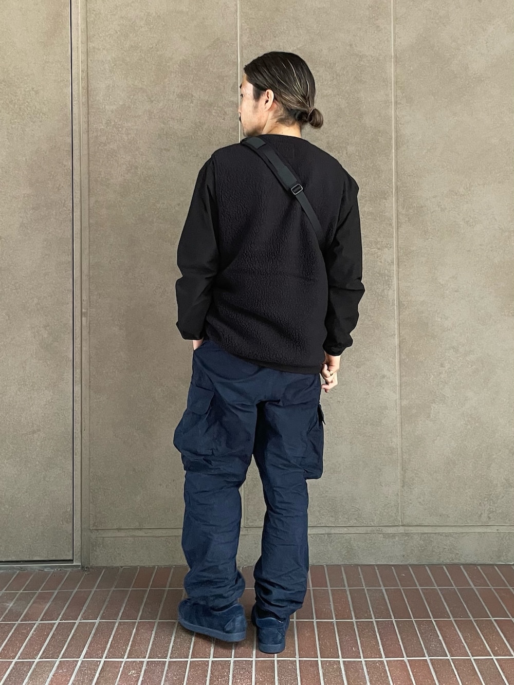 ブラック系のベスト、ブラック系のTシャツ/カットソー、ブラック系の財布を着用したメンズの秋コーディネートの3枚目の写真