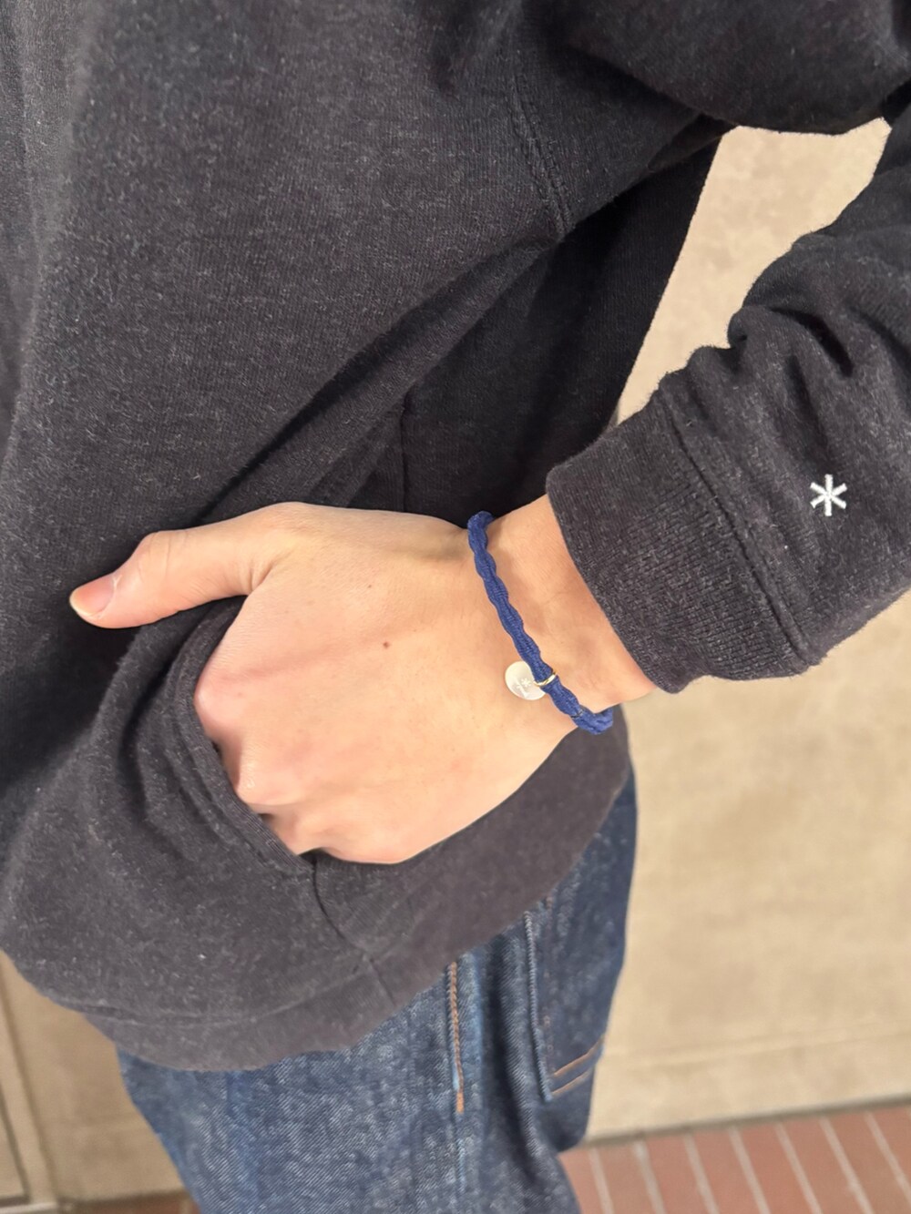 ブラック系のスウェット、ブルー系のデニムパンツ、ブラック系のバックパック/リュックを着用したメンズの冬コーディネートの5枚目の写真