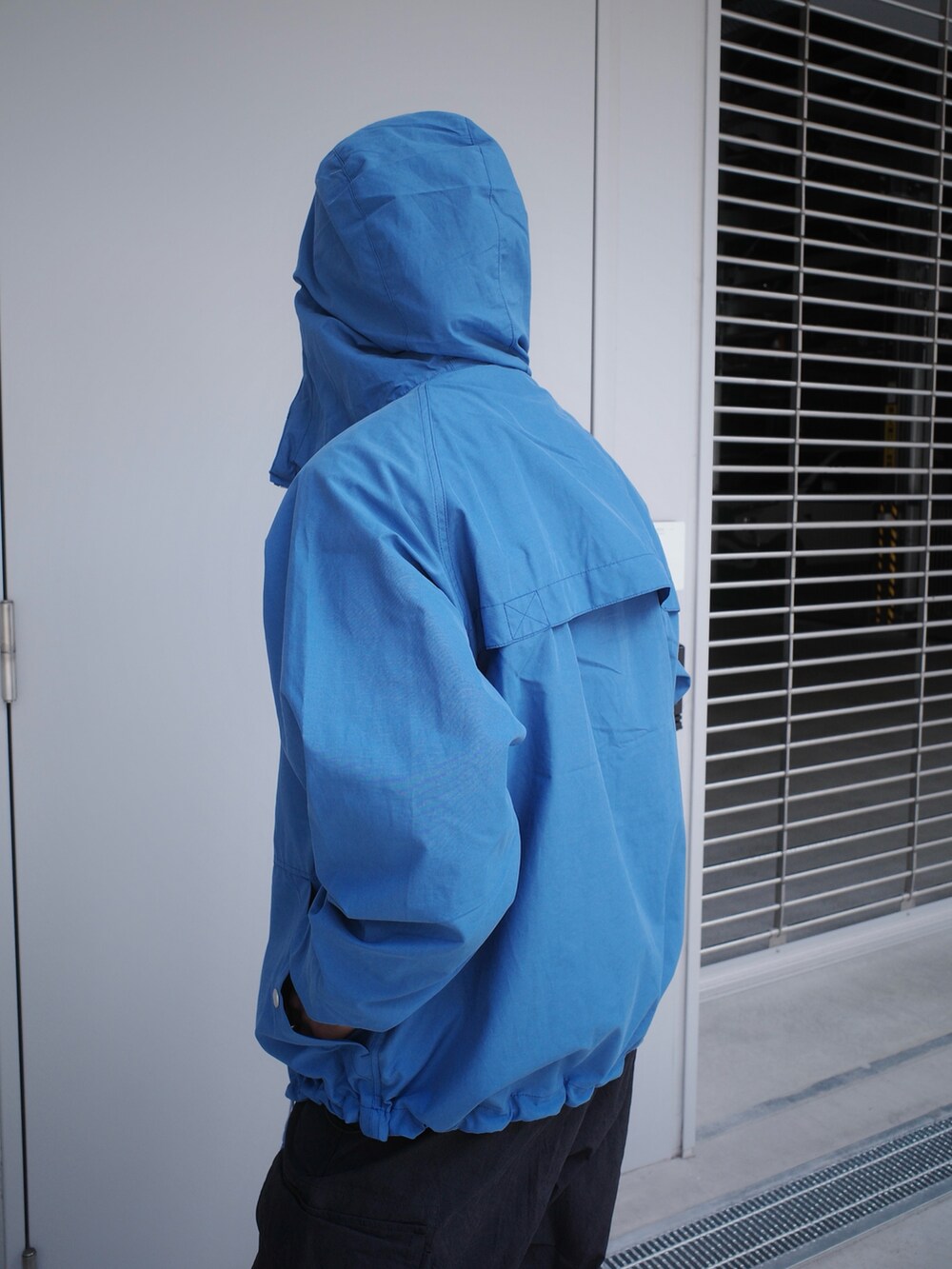 ブルー系のマウンテンパーカー、ホワイト系のシャツ/ブラウスを着用したメンズの冬コーディネートの6枚目の写真