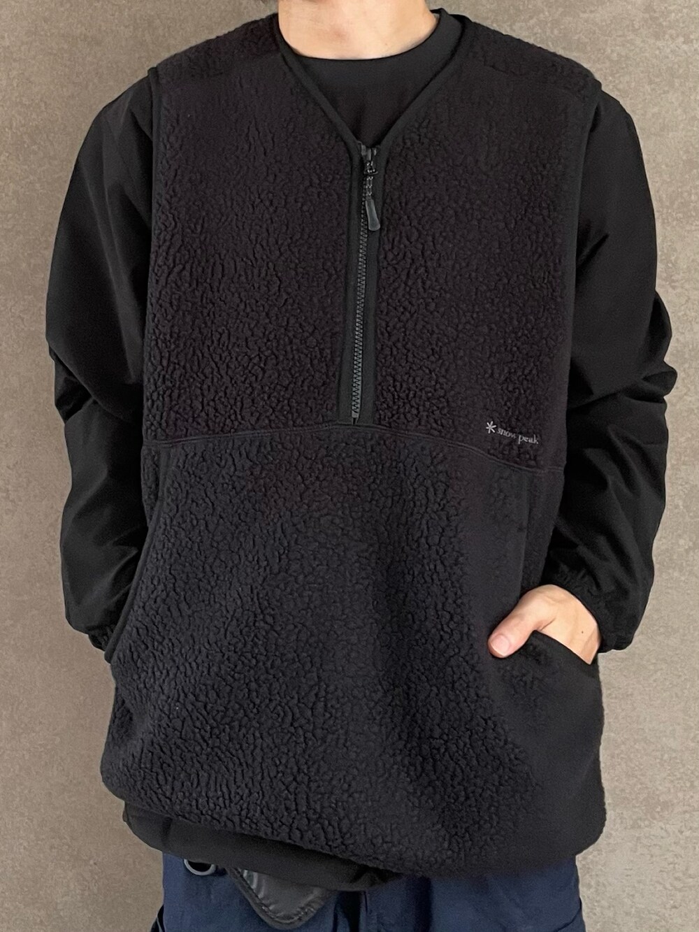 ブラック系のベスト、ブラック系のTシャツ/カットソー、ブラック系の財布を着用したメンズの秋コーディネートの4枚目の写真