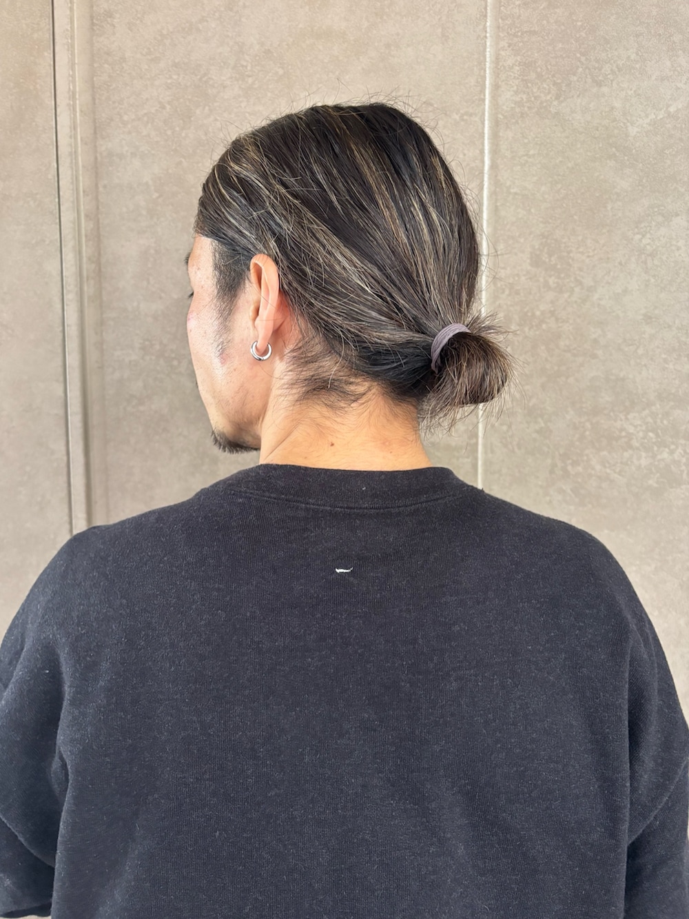 ブラック系のスウェット、ブルー系のデニムパンツ、ブラック系のバックパック/リュックを着用したメンズの冬コーディネートの6枚目の写真