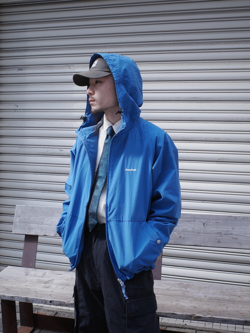 ブルー系のマウンテンパーカー、ホワイト系のシャツ/ブラウスを着用したメンズの冬コーディネートの2枚目の写真