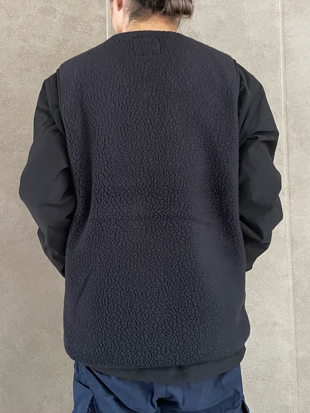 ブラック系のベスト、ブラック系のTシャツ/カットソー、ブラック系の財布を着用したメンズの秋コーディネートの6枚目の写真