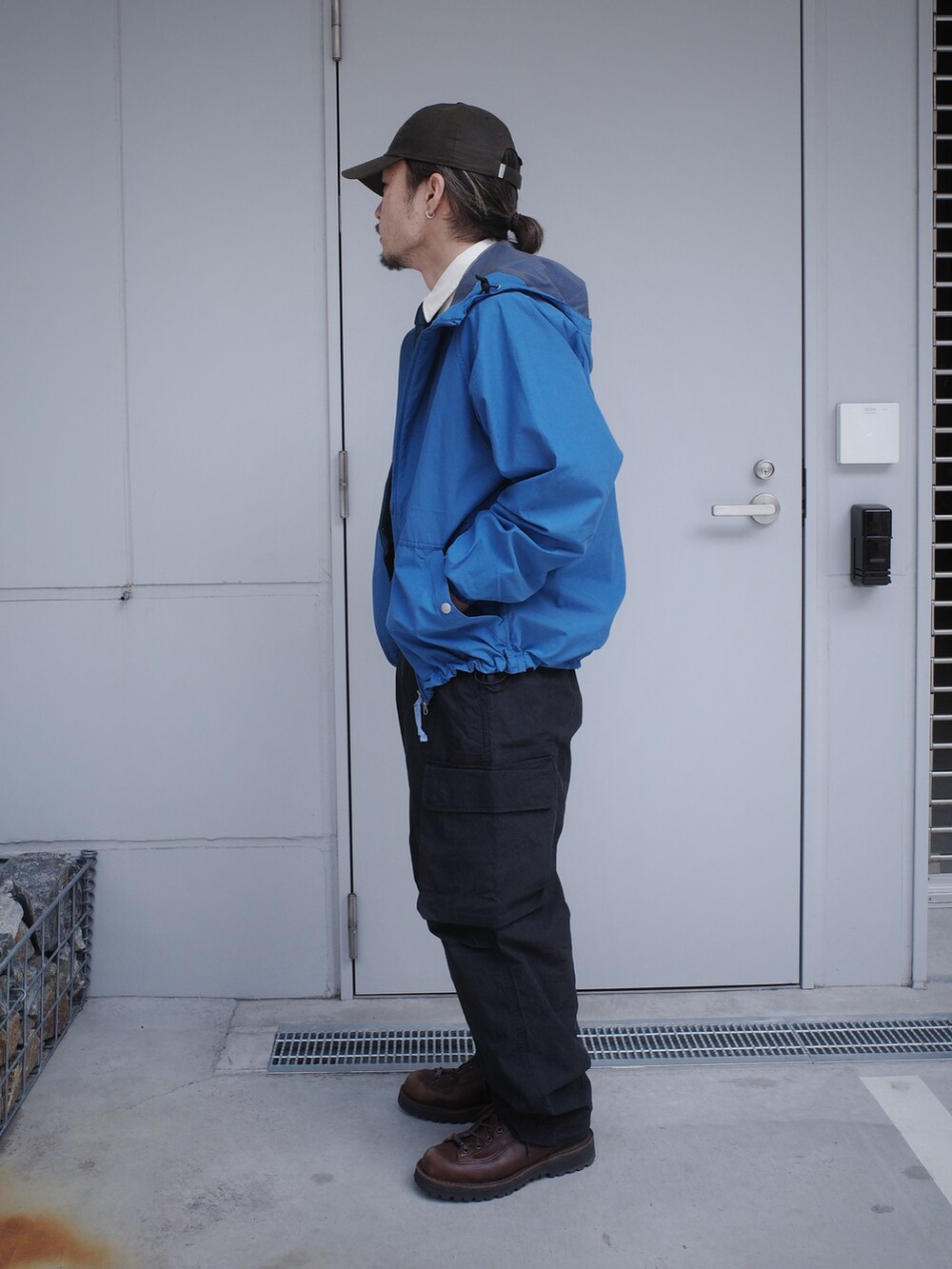 ブルー系のマウンテンパーカー、ホワイト系のシャツ/ブラウスを着用したメンズの冬コーディネートの7枚目の写真