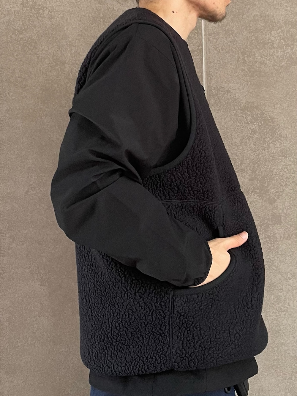 ブラック系のベスト、ブラック系のTシャツ/カットソー、ブラック系の財布を着用したメンズの秋コーディネートの5枚目の写真