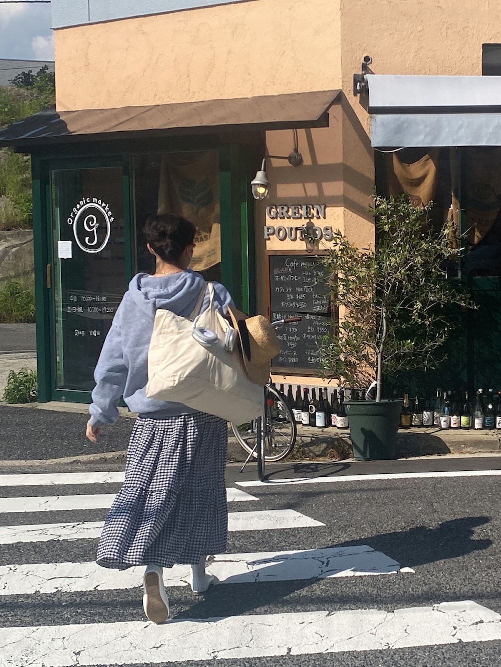 グレー系のパーカー、ブルー系のスカート、ホワイト系のバレエシューズを着用したレディースの春コーディネートの3枚目の写真