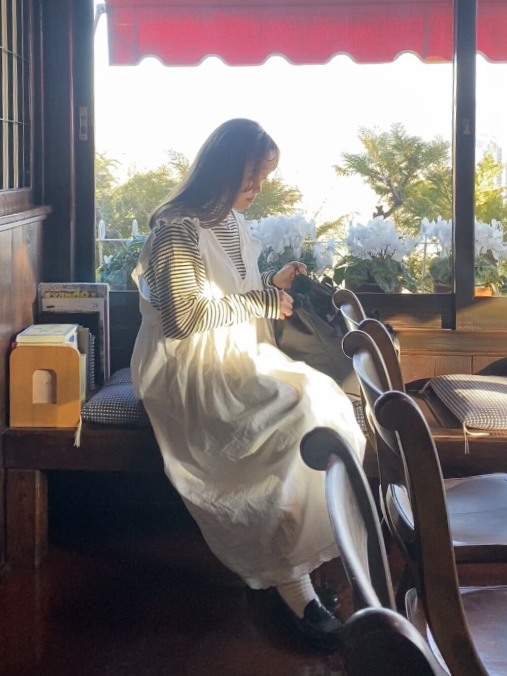 その他のニット/セーター、ブラック系のバックパック/リュック、ホワイト系のワンピースを着用したレディースの冬コーディネートの3枚目の写真