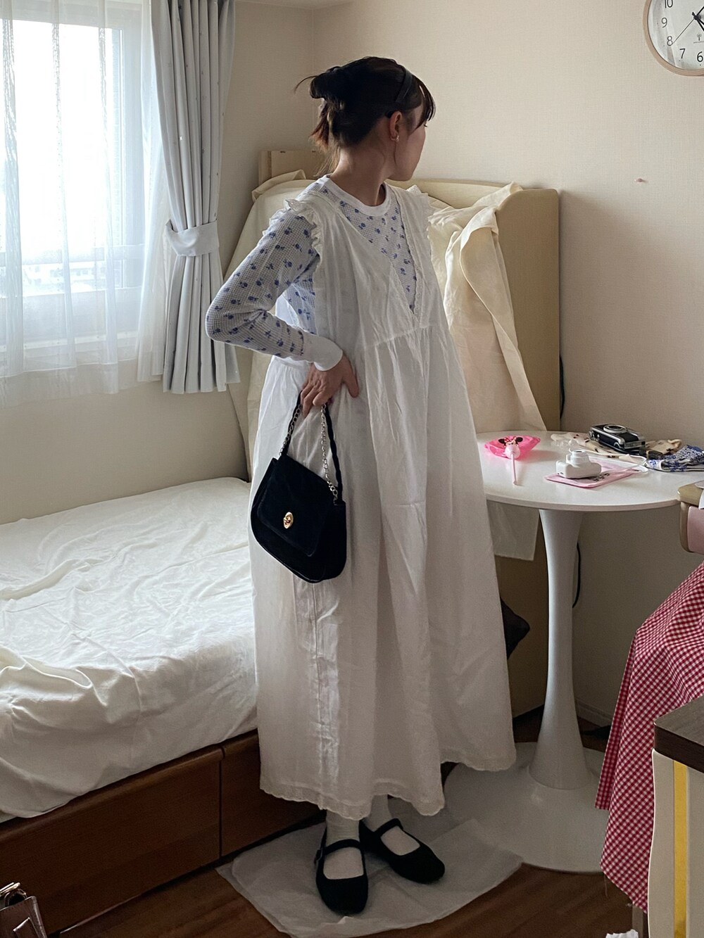 ホワイト系のTシャツ/カットソー、ホワイト系のワンピース、ブラック系のショルダーバッグを着用したレディースの春コーディネートの2枚目の写真