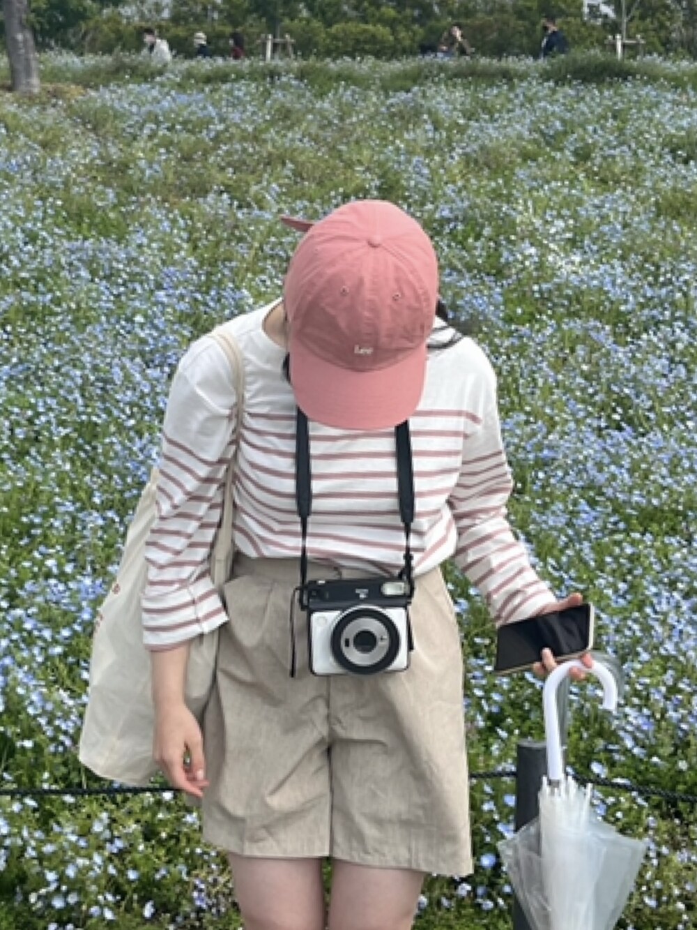 ピンク系のTシャツ/カットソー、ブラック系のバレエシューズ、ベージュ系のその他パンツを着用したレディースの秋コーディネートの2枚目の写真