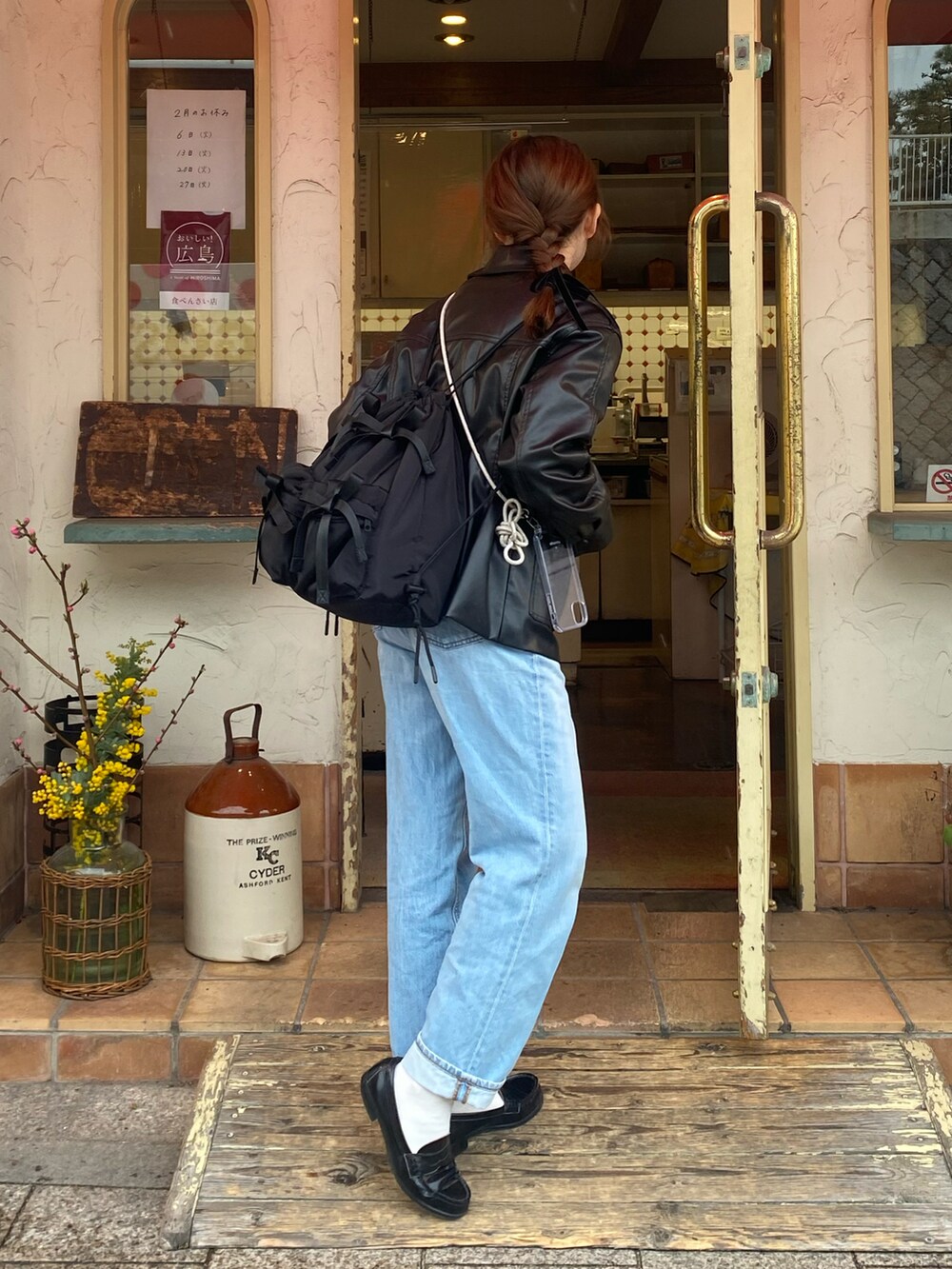 ブラック系のその他アウター、グレー系のスウェット、ブルー系のデニムパンツを着用したレディースの春コーディネートの2枚目の写真