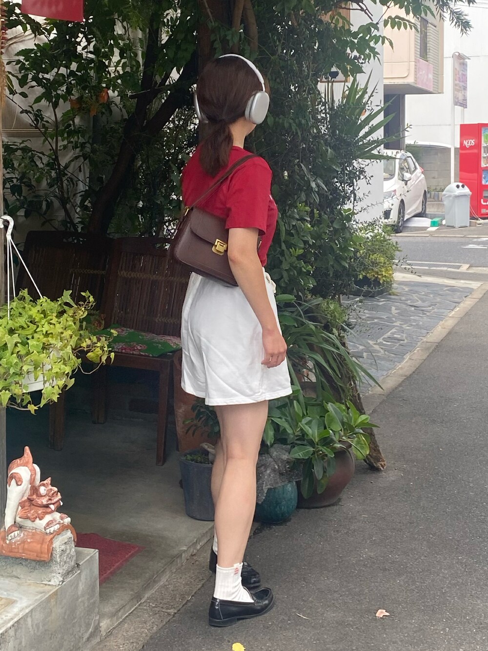 レッド系のTシャツ/カットソー、ホワイト系のその他パンツ、ブラック系のローファーを着用したレディースの秋コーディネートの3枚目の写真