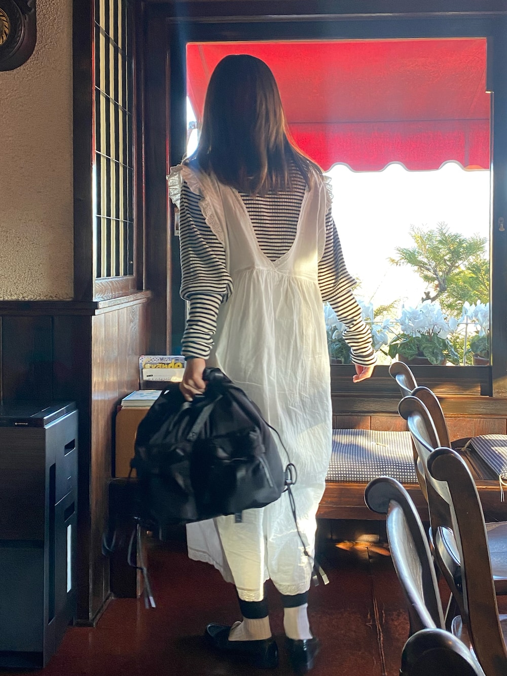 その他のニット/セーター、ブラック系のバックパック/リュック、ホワイト系のワンピースを着用したレディースの冬コーディネートの2枚目の写真