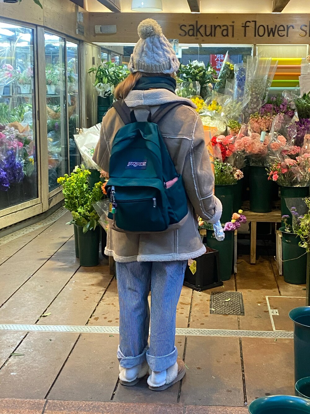 「冬を彩る色いろコーデ、WEARyouthコーデ、シンプルコーデ、お出かけコーデ、秋冬コーデ、ootd、着回しコーデ、休日スタイル、パンツスタイル、大人コーデ、カジュアルコーデ、カジュアルガーリー、カジュアル、ストライプ、ムートンブーツ」｜「phenixのPhenix（フェニックス）Round Earflap Beanie ラウンドイヤーフラップビーニー（ニットキャップ/ビーニー、ベージュ系）」を使った、Sakuraさん（レディース・156cm）の冬コーディネートの2枚目の写真