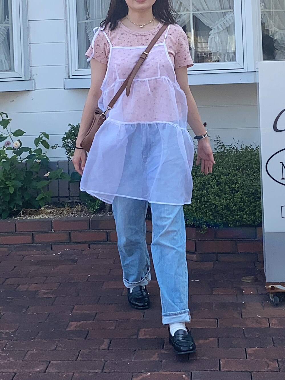 ピンク系のTシャツ/カットソー、ホワイト系のワンピース、ブルー系のデニムパンツを着用したレディースの夏コーディネートの4枚目の写真