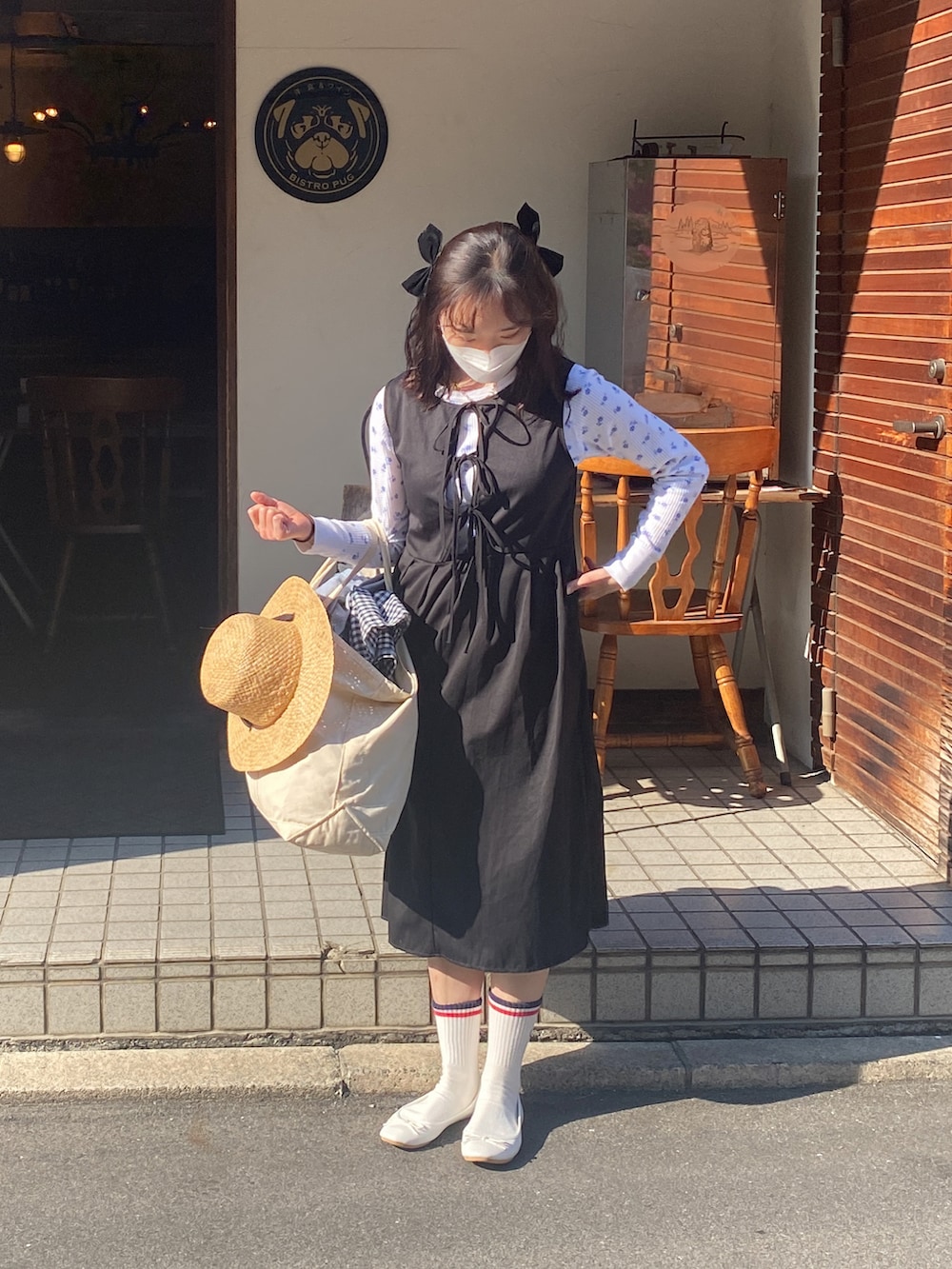 「オトナカジュアル、休日コーデ、シンプルスタイル、カジュアル、オトナ女子、きれいめカジュアル、ootd、春コーデ、プチプラコーデ、カジュアルガーリー、ワンピース、黒ワンピ、花柄、ロンT、レトロ」|「cream cremeのベロアリボンヘアクリップ(ヘアピン、ブラック系)」を使った、Sakuraさん(レディース・156cm)の春コーディネートの2枚目の写真