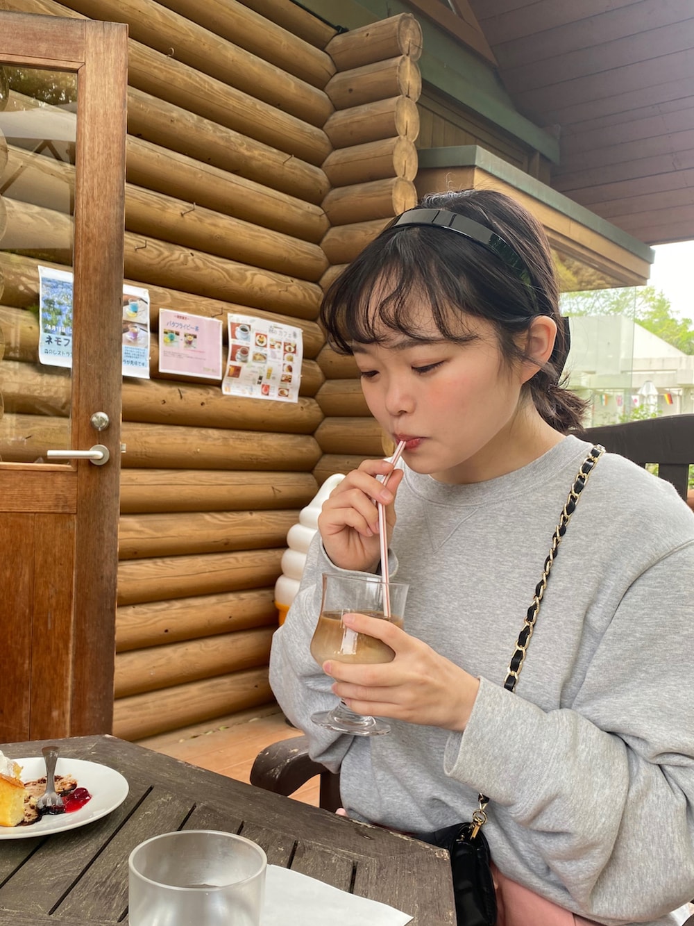 グレー系のスウェット、ピンク系のカーゴパンツ、ブラック系のローファーを着用したレディースの春コーディネートの2枚目の写真