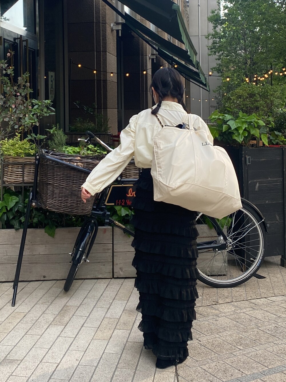 ベージュ系のシャツ/ブラウス、ブラック系のワンピース、ブラック系のバレエシューズを着用したレディースの春コーディネートの2枚目の写真