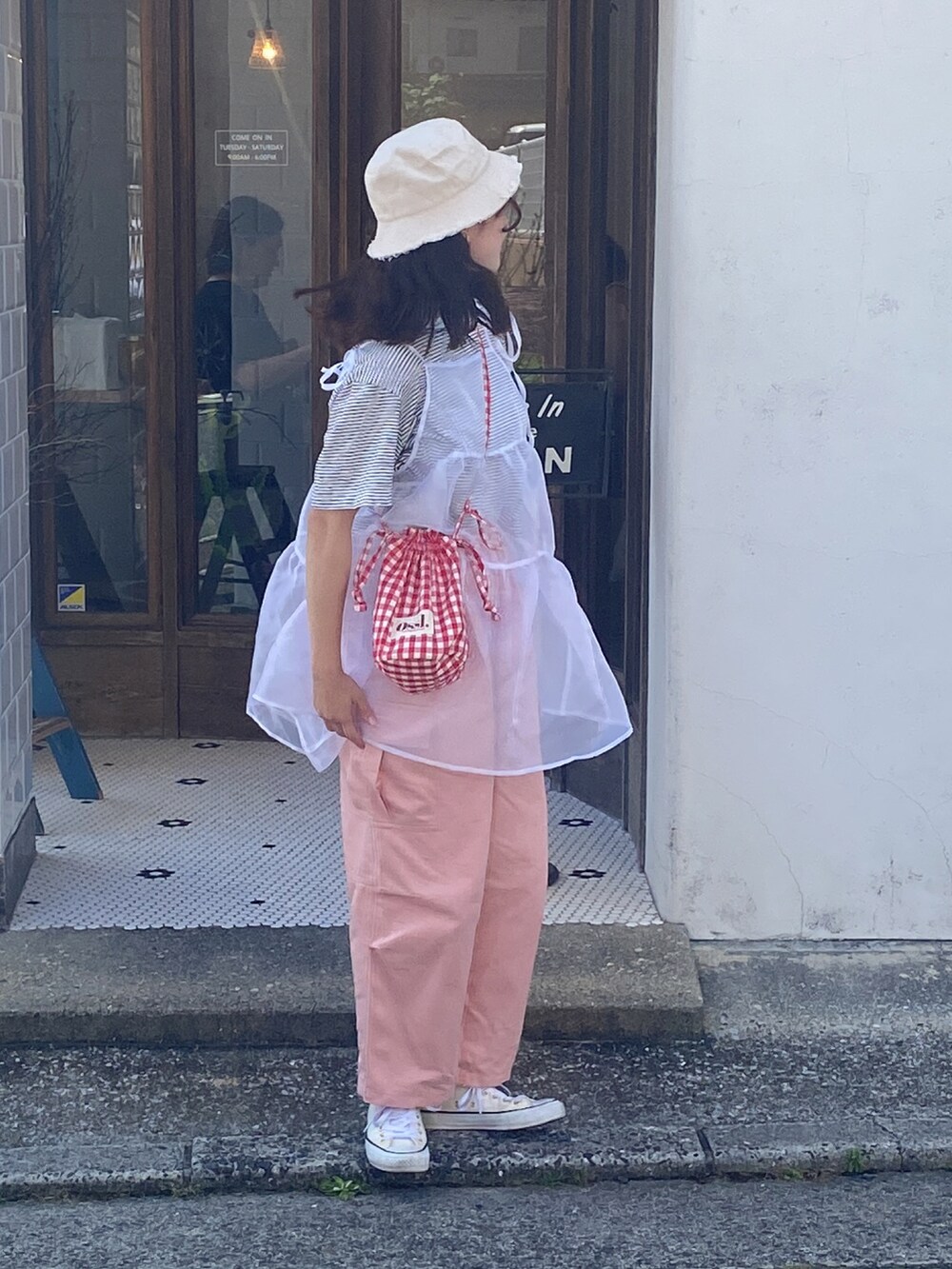 ピンク系のカーゴパンツ、ホワイト系のワンピース、ホワイト系のスニーカーを着用したレディースの夏コーディネートの2枚目の写真