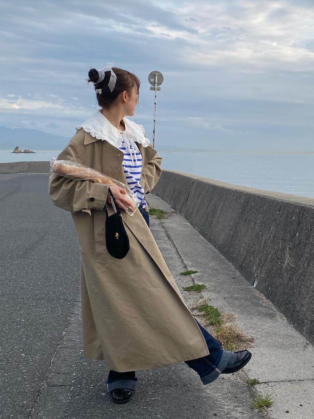 ホワイト系のTシャツ/カットソー、ブラック系のショルダーバッグ、ブラック系のローファーを着用したレディースの春コーディネートの2枚目の写真