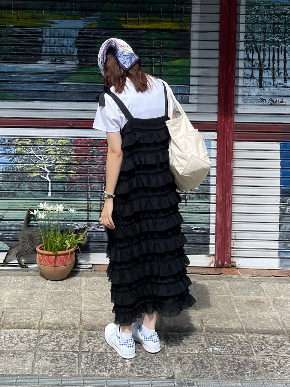 「秋服コーデ、秋服準備はじめました、黒コーデ、黒ワンピ、ワンピース、キャミワンピ、白スニーカー、白Tシャツ、スカーフ、スカーフアレンジ、カラー×コーデ、着回しコーデ、大人カジュアル、大人コーデ、カジュアルコーデ」｜「BAYBLOの(CR)【ユニセックス】リング ベルト チェーン 柄 プリント スカーフ（バンダナ/スカーフ、ブルー系）」を使った、Sakuraさん（レディース・156cm）の秋コーディネートの2枚目の写真