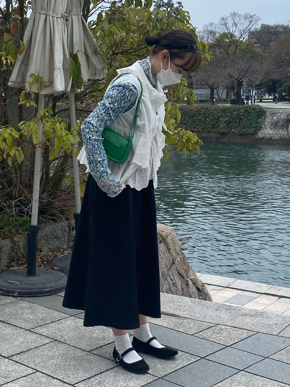ホワイト系のシャツ/ブラウス、グリーン系のTシャツ/カットソー、グリーン系のショルダーバッグを着用したレディースの春コーディネートの2枚目の写真