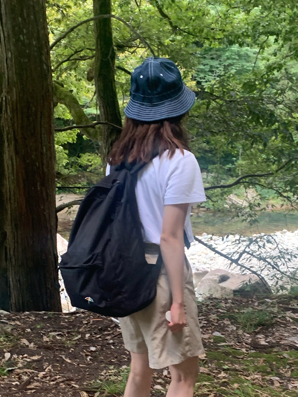 ホワイト系のTシャツ/カットソー、ベージュ系のその他パンツ、ブラック系のサンダルを着用したレディースの秋コーディネートの2枚目の写真