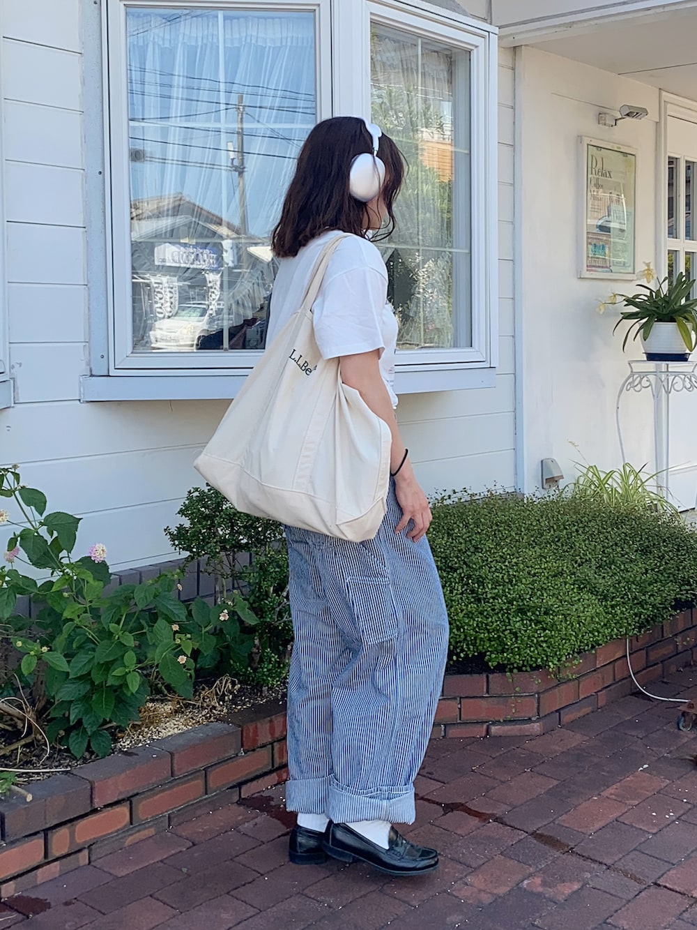 ホワイト系のTシャツ/カットソー、その他のチノパンツ、ブラック系のローファーを着用したレディースの夏コーディネートの2枚目の写真