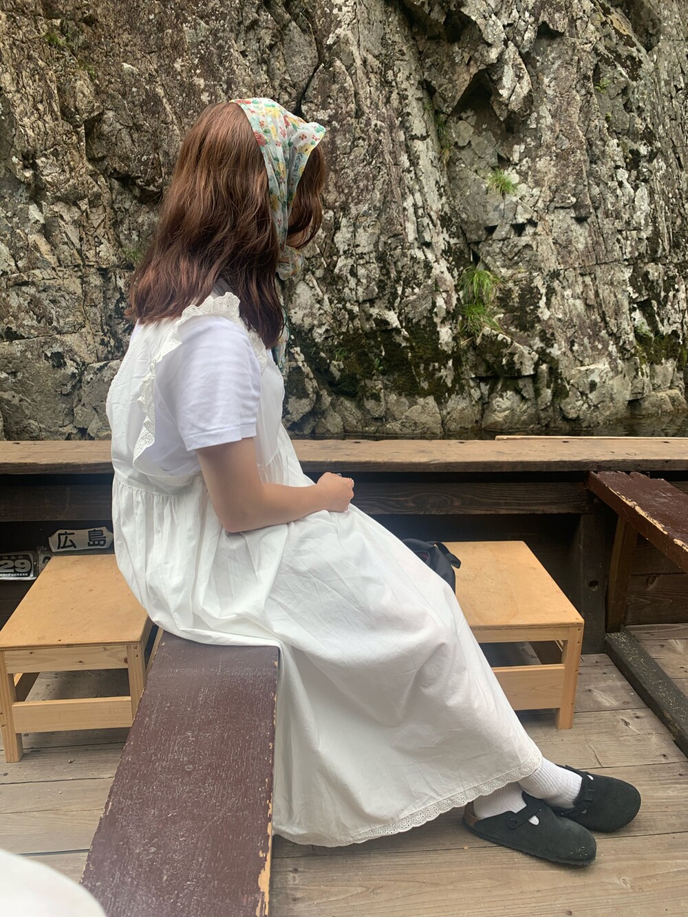 ホワイト系のワンピース、ホワイト系のTシャツ/カットソー、ブラック系のサンダルを着用したレディースの秋コーディネートの3枚目の写真