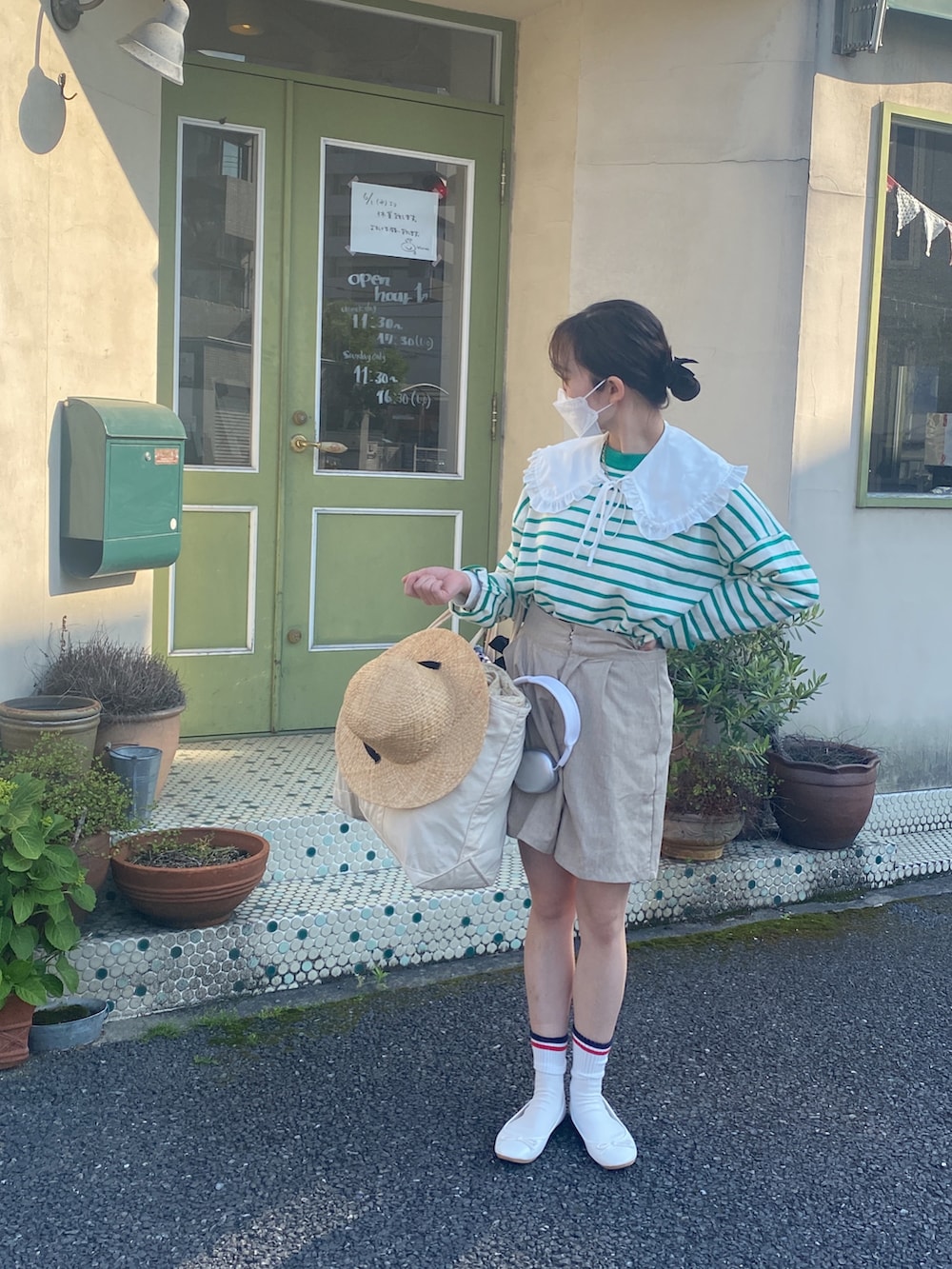 グリーン系のニット/セーター、ベージュ系のその他パンツ、ホワイト系のバレエシューズを着用したレディースの春コーディネートの3枚目の写真