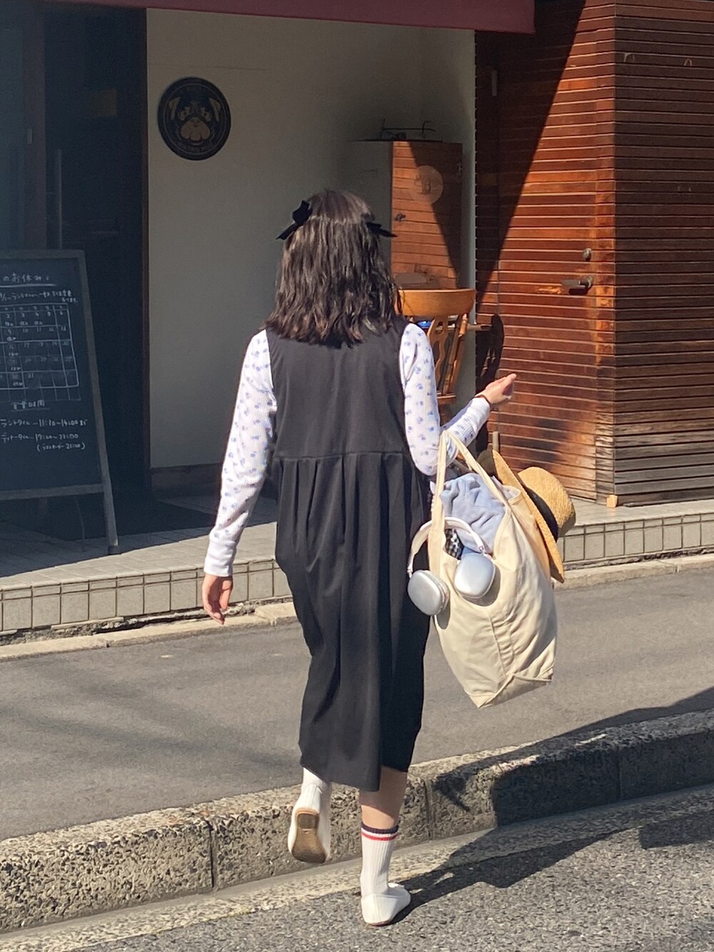 「オトナカジュアル、休日コーデ、シンプルスタイル、カジュアル、オトナ女子、きれいめカジュアル、ootd、春コーデ、プチプラコーデ、カジュアルガーリー、ワンピース、黒ワンピ、花柄、ロンT、レトロ」|「cream cremeのベロアリボンヘアクリップ(ヘアピン、ブラック系)」を使った、Sakuraさん(レディース・156cm)の春コーディネートの3枚目の写真