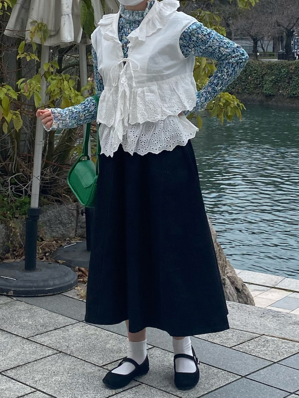 ホワイト系のシャツ/ブラウス、グリーン系のTシャツ/カットソー、グリーン系のショルダーバッグを着用したレディースの春コーディネートの4枚目の写真