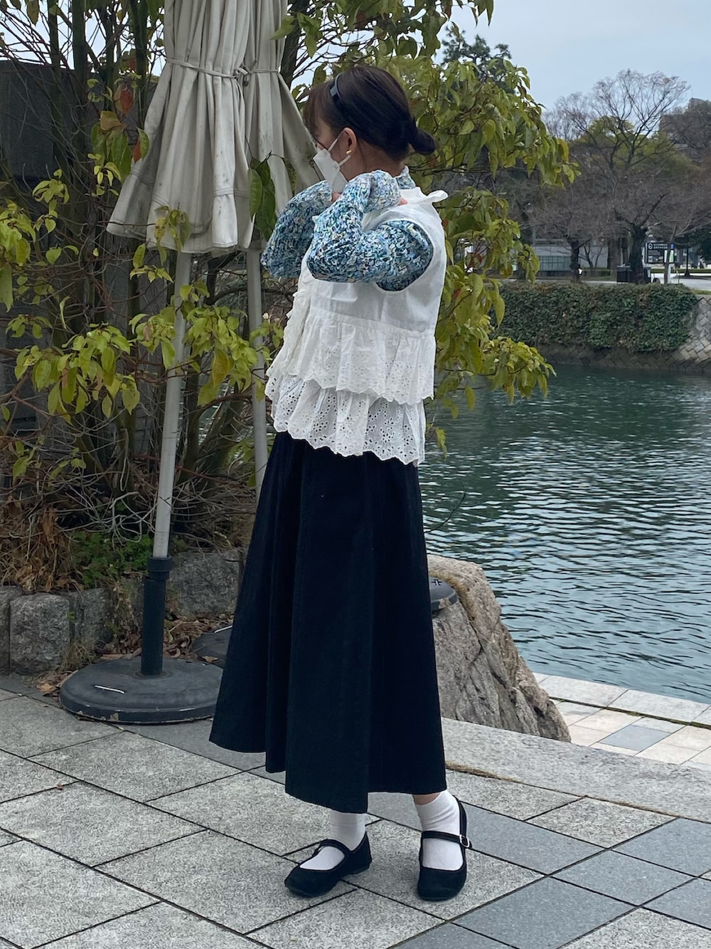 ホワイト系のシャツ/ブラウス、グリーン系のTシャツ/カットソー、グリーン系のショルダーバッグを着用したレディースの春コーディネートの3枚目の写真