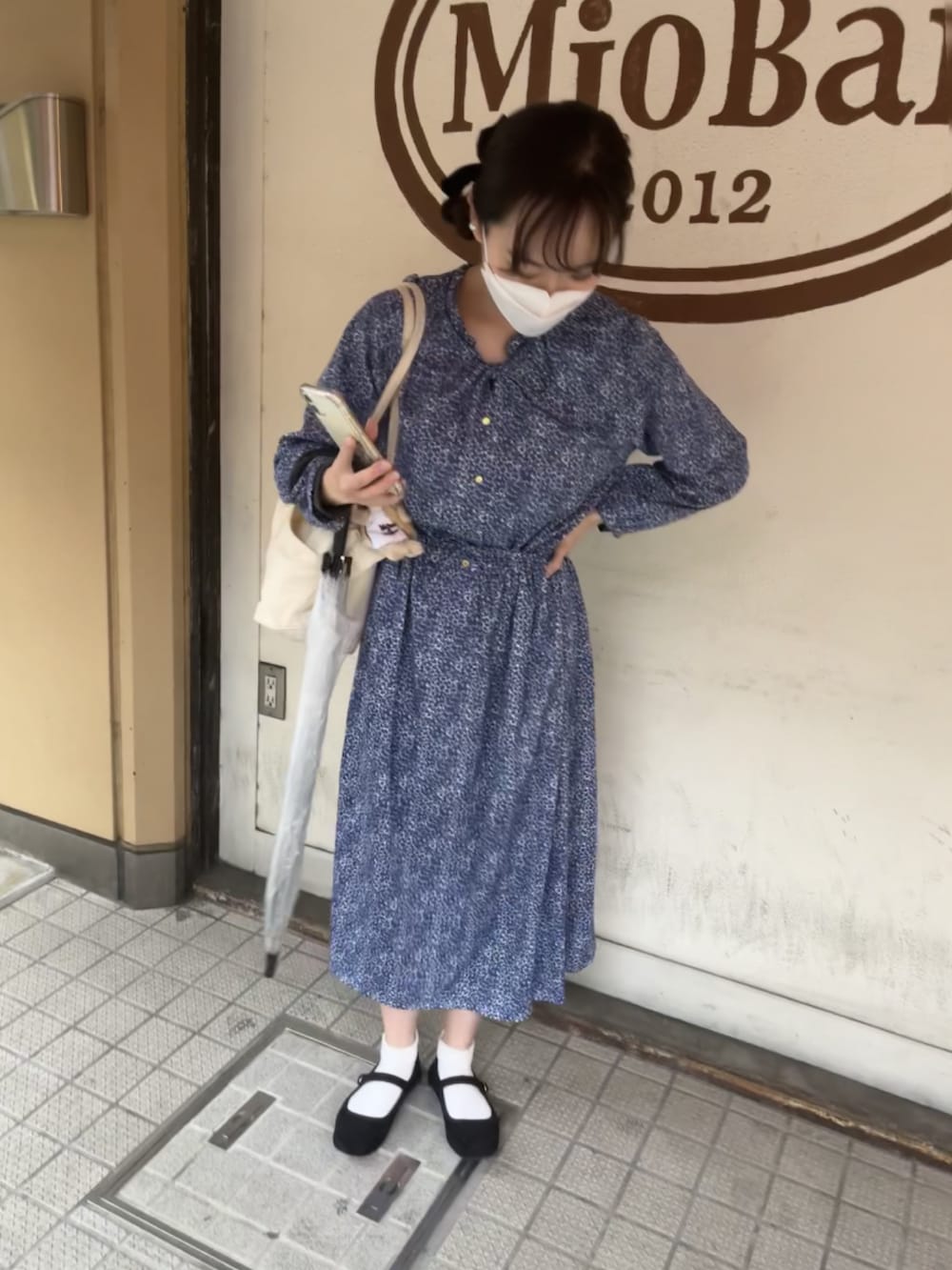 ホワイト系のトートバッグ、ブラック系のバレエシューズ、ブルー系のワンピースを着用したレディースの春コーディネートの2枚目の写真