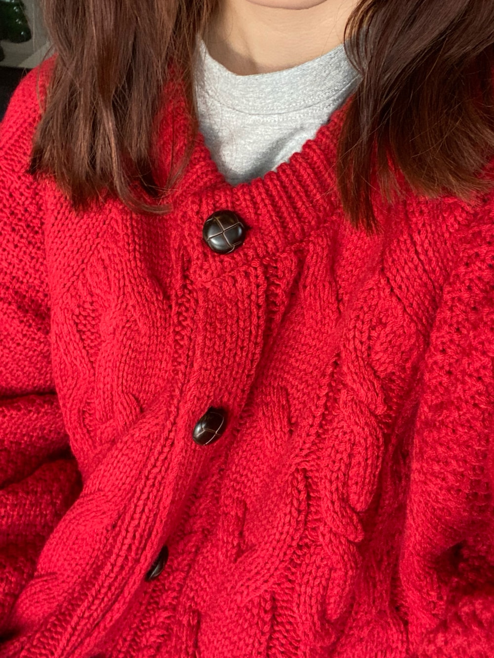 ブラック系のローファー、レッド系のカーディガン/ボレロ、グレー系のTシャツ/カットソーを着用したレディースの秋コーディネートの2枚目の写真